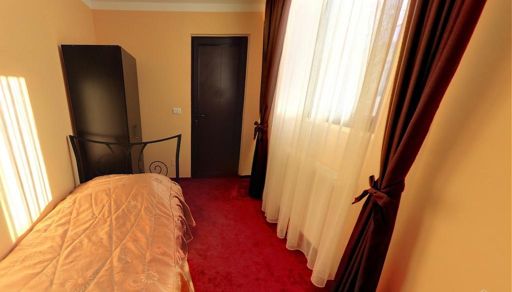 La Storia Guest House Piteşti Pokoj fotografie